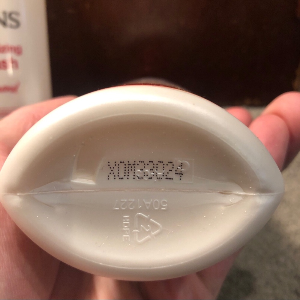 X2 Jergens Extra Moisturizing Hand Wash Soap Cherry Almond, 8.3oz - Picture 6 of 8